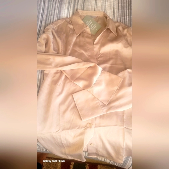 Elegant Cream Button-Up Shirt - Picture 5 of 9